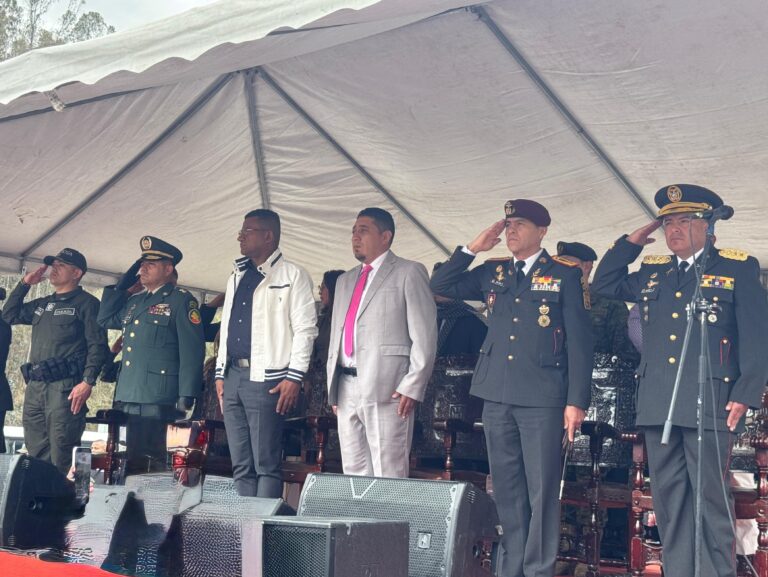 Autoridades civiles, policiales y militares participan en un acto institucional realizado en el marco de la Jornada de Acción Unificada Binacional Colombia–Ecuador.