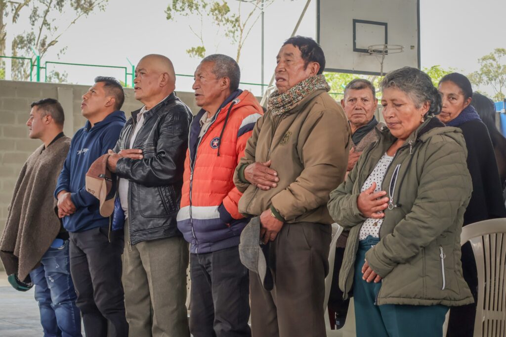 Hombres y mujeres de comunidades rurales de Guachucal participan en una jornada relacionada con el fortalecimiento de la producción ganadera y el mejoramiento de praderas.