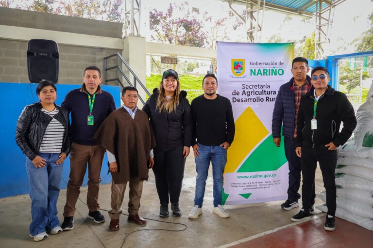 Representantes de la Secretaría de Agricultura y Desarrollo Rural de Nariño, líderes y miembros de comunidades de Guachucal posan durante una jornada de fortalecimiento productivo para familias ganaderas.