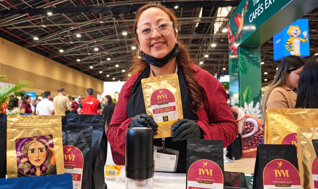 Emprendedora presenta paquetes de café especial de Nariño durante Cafés de Colombia Expo 2026 en Corferias, Bogotá.