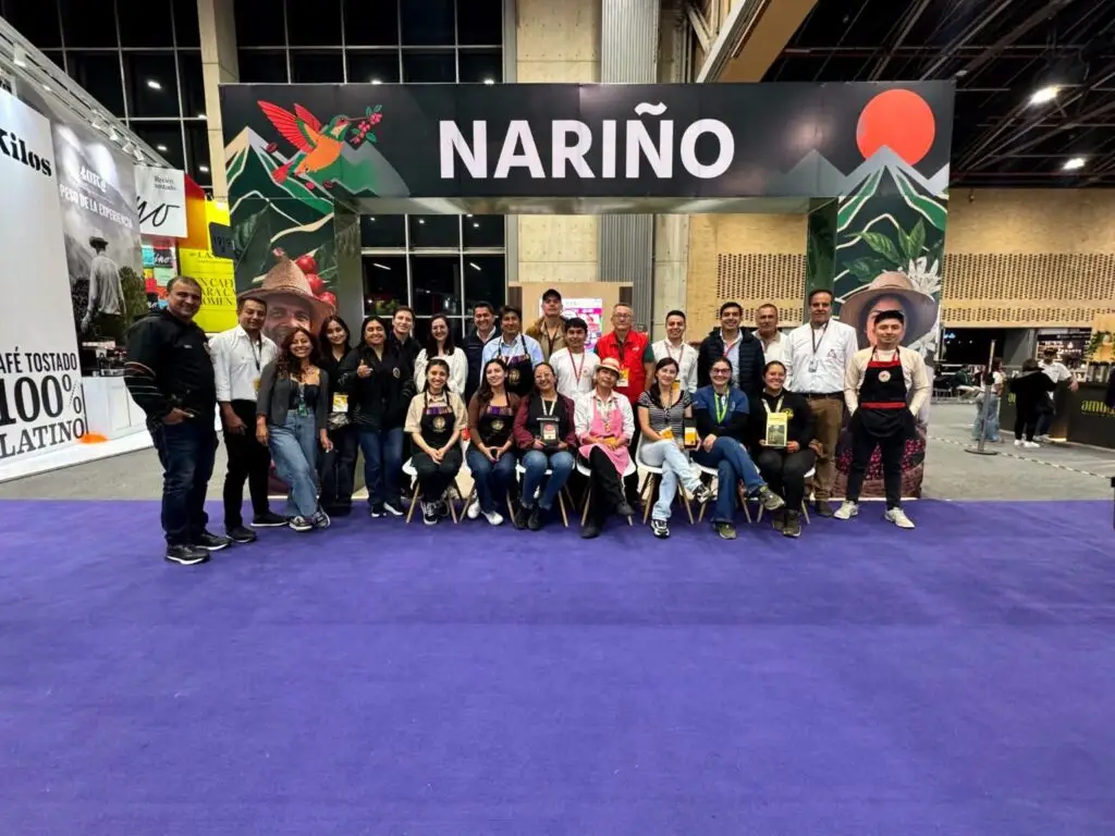 Delegación de productores, emprendedores y representantes del sector cafetero de Nariño posa en el estand del departamento durante Cafés de Colombia Expo 2026 en Bogotá.