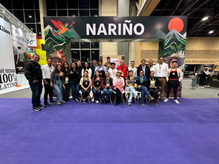 Delegación de productores, emprendedores y representantes del sector cafetero de Nariño posa en el estand del departamento durante Cafés de Colombia Expo 2026 en Bogotá.