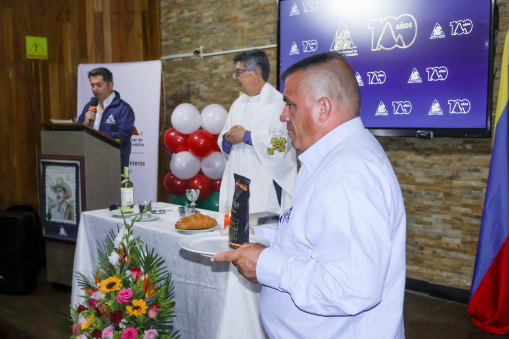 Representante del sector cafetero participa en un acto protocolario durante la posesión de los nuevos representantes gremiales de los caficultores de Nariño.