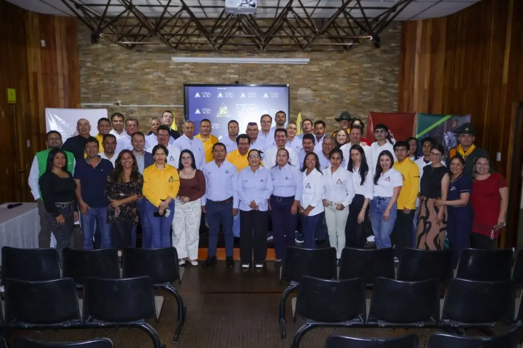 Representantes gremiales, productores y participantes posan durante el acto de posesión de la nueva representación cafetera de Nariño para el periodo 2026–2030.