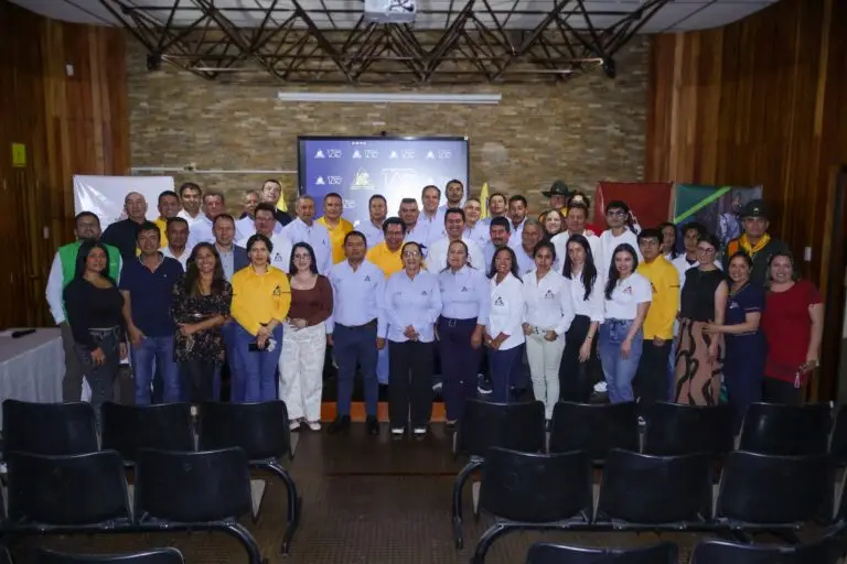 Representantes gremiales, productores y participantes posan durante el acto de posesión de la nueva representación cafetera de Nariño para el periodo 2026–2030.