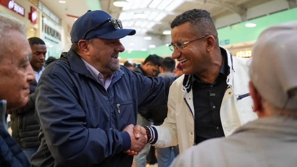 Gobernador de Nariño saluda a un participante durante la Feria Binacional de Emprendimientos Ecuador–Colombia 2026 en Ipiales.