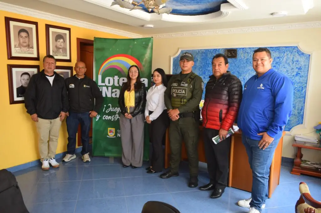 Funcionarios de la Lotería de Nariño, representantes municipales y un integrante de la Policía Nacional participan en una jornada de la estrategia Juega Legal y Construye Paz.