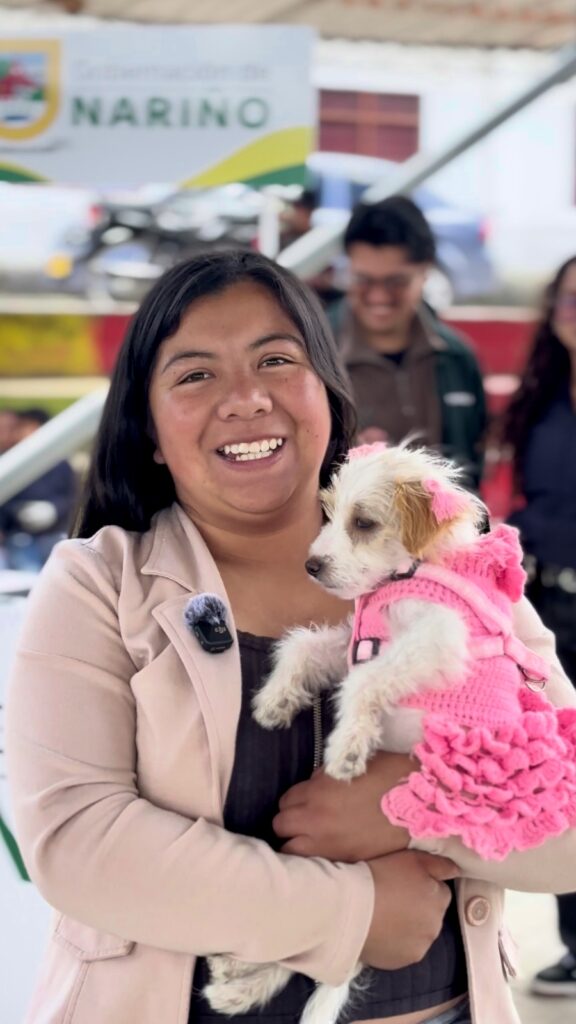 Mujer sostiene a un perro durante una jornada de bienestar y protección animal realizada en Nariño.
