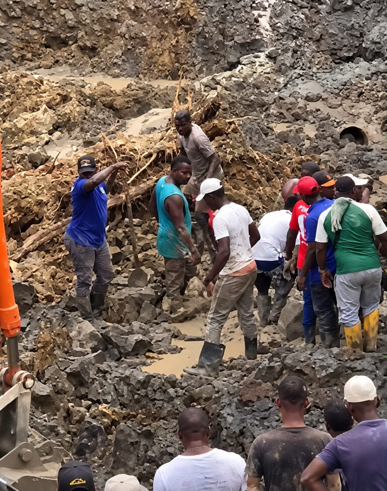 Personas participan en labores de búsqueda y atención en una zona minera afectada por un colapso en Santa Bárbara de Iscuandé, Nariño.