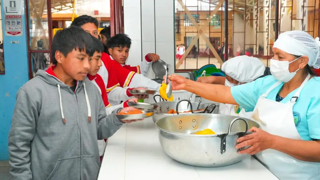 Estudiantes reciben alimentos durante la prestación del Programa de Alimentación Escolar en una institución educativa de Nariño.