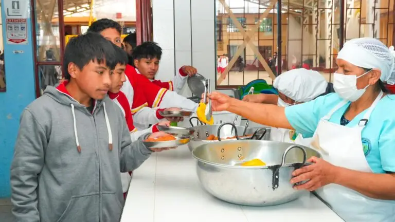 Estudiantes reciben alimentos durante la prestación del Programa de Alimentación Escolar en una institución educativa de Nariño.