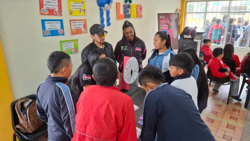 Estudiantes participan en una actividad pedagógica sobre prevención de la trata de personas, acompañados por funcionarios que explican señales de alerta y mecanismos de protección.
