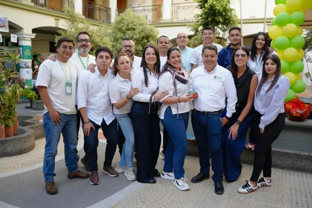 Equipo de funcionarios de la Gobernación de Nariño posa durante la Feria de Relacionamiento Estado Ciudadano, luego de recibir un reconocimiento por su participación.