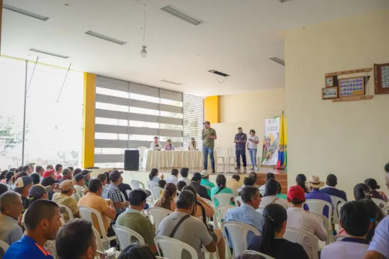 Productores rurales participan en una jornada de socialización del Proyecto Integrador de la Cordillera en uno de los municipios beneficiarios de Nariño.