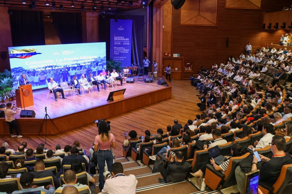 Auditorio lleno durante el Encuentro Regional Pacífico para la construcción del Plan Nacional de Desarrollo 2026–2030, con autoridades y asistentes reunidos frente al escenario principal.