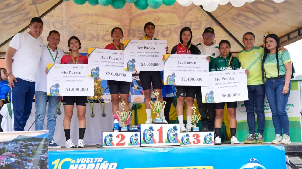 Ciclistas mujeres reciben premios y reconocimientos en el podio de la Décima Vuelta a Nariño.
