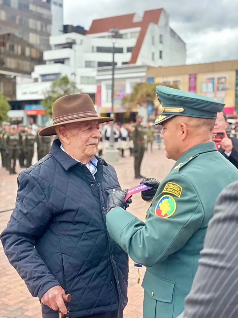 Militar impone una condecoración a un veterano durante la jornada de homenaje realizada en Pasto.