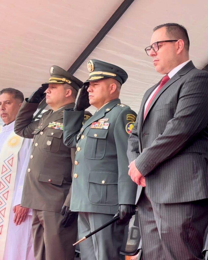 Integrantes de la Fuerza Pública y autoridades participan en una ceremonia solemne durante la conmemoración del Día del Veterano en Pasto.
