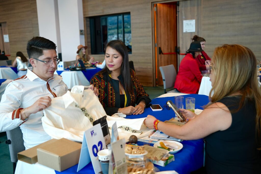 Participantes revisan productos artesanales durante una jornada de promoción y relacionamiento comercial en Nariño.