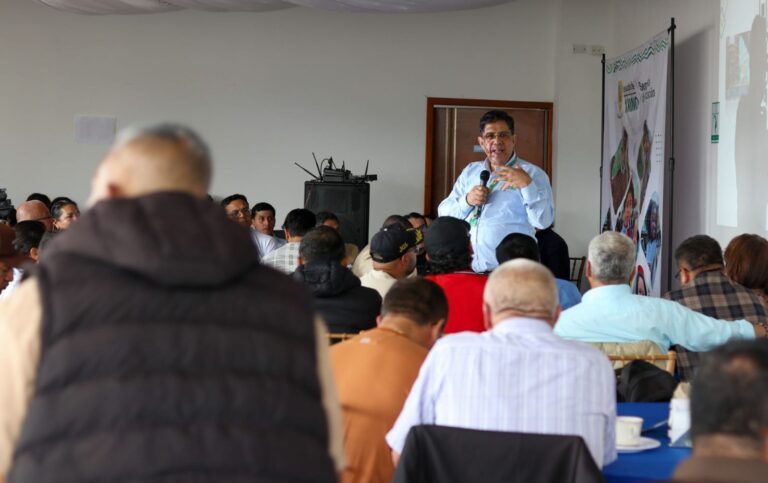 Representante institucional socializa ante directivos y participantes una estrategia para articular la educación media con la formación técnica, tecnológica y profesional en Nariño.