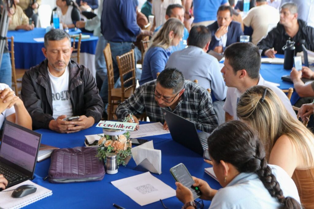 Participantes trabajan en mesas de diálogo y planeación durante una jornada sobre articulación entre educación media y superior en Nariño.