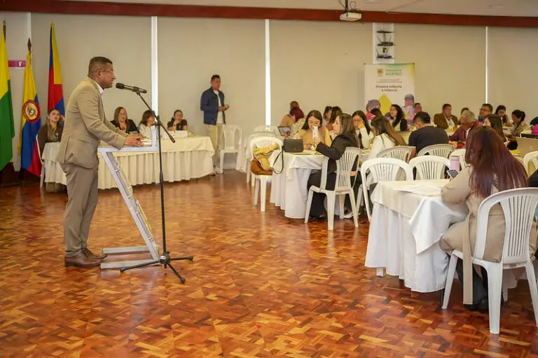 El gobernador de Nariño, Luis Alfonso Escobar Jaramillo, interviene durante una jornada con autoridades municipales y comisarios de familia sobre prevención de violencias y protección de las mujeres.