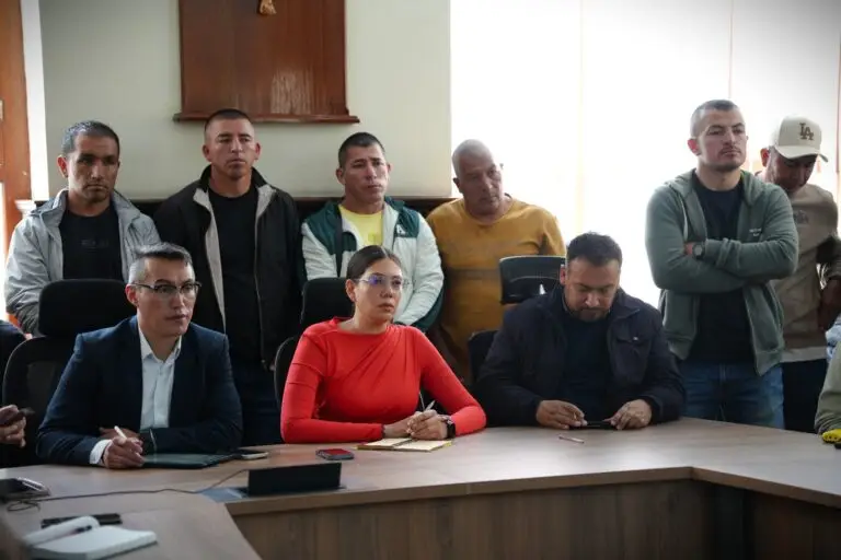 Funcionarios de la Gobernación de Nariño y representantes de las comunidades de Samaniego participan en una mesa de trabajo sobre compromisos de infraestructura vial.