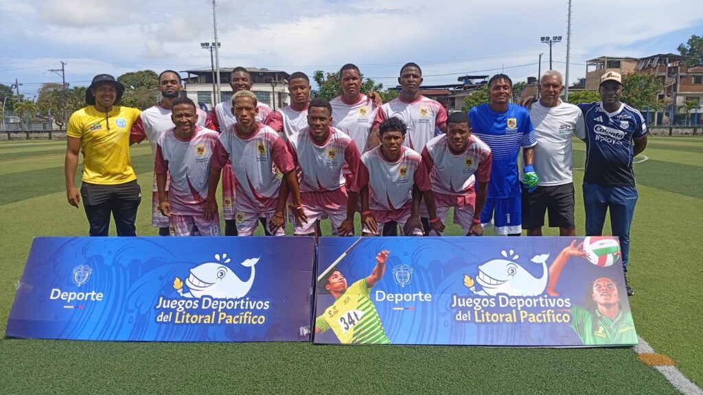 Integrantes de la selección masculina de fútbol de Nariño posan en una cancha durante los Juegos Deportivos del Litoral Pacífico.