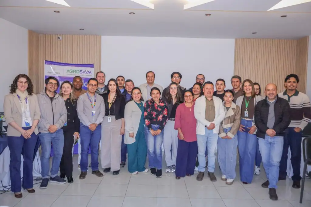Fotografía grupal de los integrantes de la Mesa de Ciencia, Tecnología e Innovación del Sector Agropecuario posando al finalizar la jornada en Pasto.