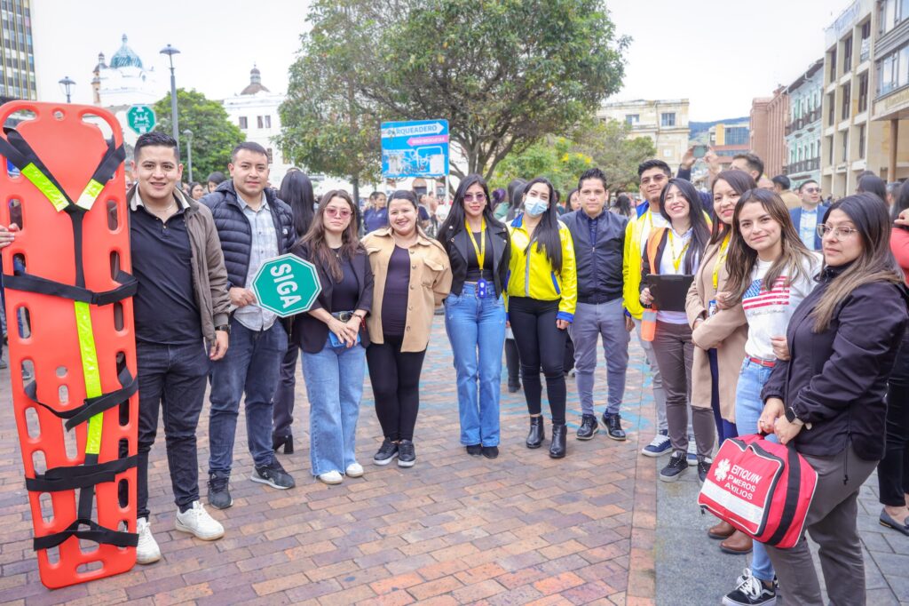 Participantes del Simulacro Nacional de Respuesta a Emergencias portan elementos de señalización, inmovilización y atención prehospitalaria durante una actividad de evacuación en Pasto.