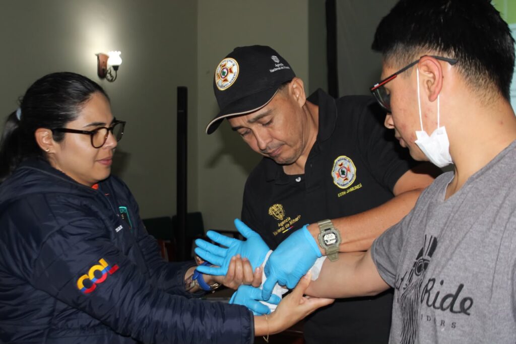 Participantes realizan una práctica de primeros auxilios durante el Curso de Coordinador Logístico de Salvamento Minero en Nariño.