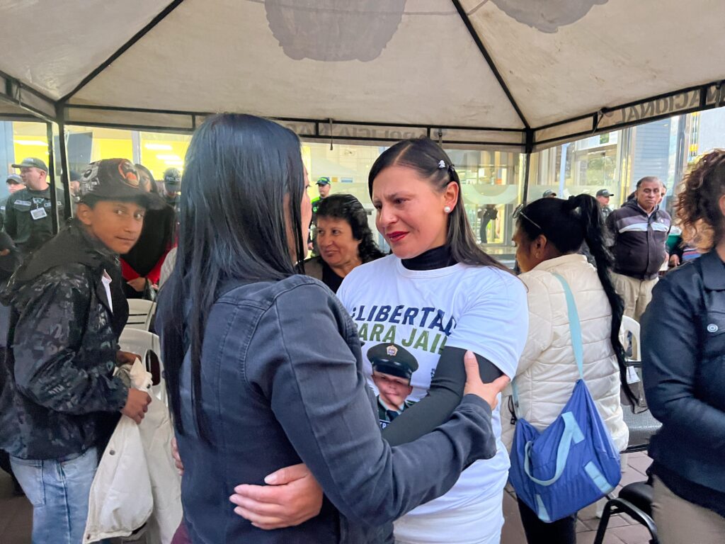 Dos mujeres se abrazan durante un acto de solidaridad y acompañamiento a las familias de integrantes de la Fuerza Pública secuestrados en Nariño.