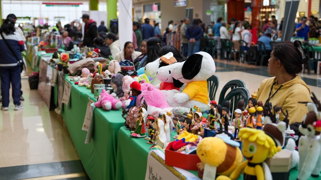 Emprendimientos exhiben productos artesanales y muñecos durante la Feria Binacional de Emprendimientos Ecuador–Colombia en Ipiales.