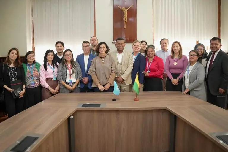 Representantes de la Gobernación de Nariño y del Sistema de las Naciones Unidas posan durante un encuentro de cooperación internacional en Pasto.
