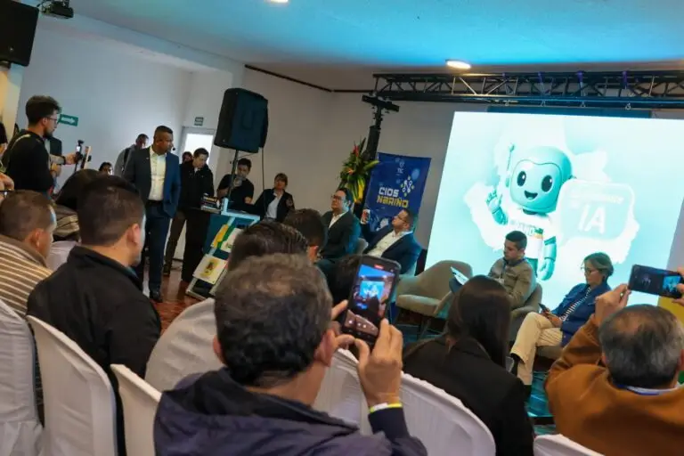 Asistentes participan en una presentación sobre inteligencia artificial durante una jornada tecnológica, mientras en una pantalla se proyecta la imagen del asistente virtual Ñaño.