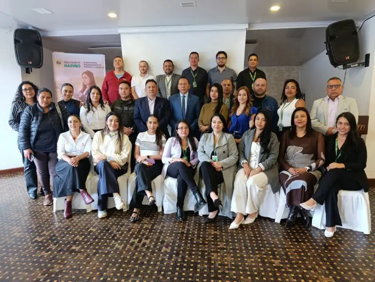 Funcionarios y representantes institucionales posan durante el Tercer Comité Departamental de Seguridad Vial realizado en Nariño.