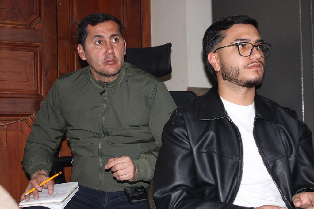 Dos participantes asisten a una reunión de seguimiento técnico sobre la actualización de estudios y diseños de la Pequeña Central Hidroeléctrica Nariño