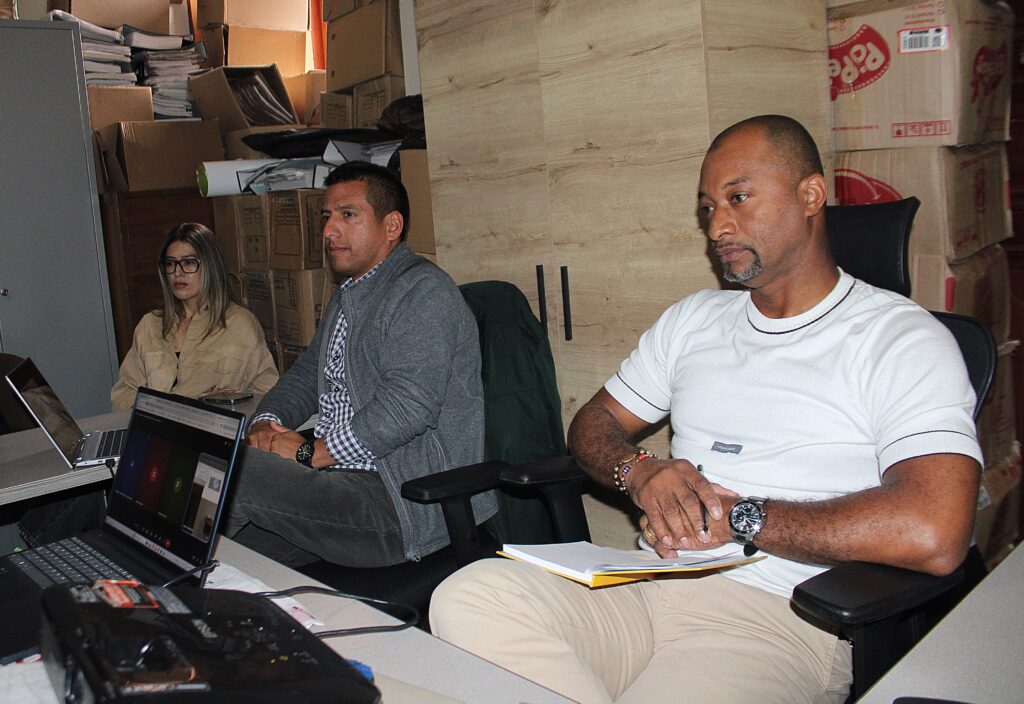 Integrantes del equipo consultor y representantes institucionales participan en una reunión de trabajo sobre la actualización técnica de la PCH Nariño