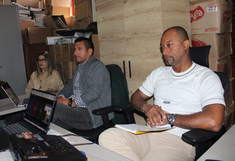 Integrantes del equipo consultor y representantes institucionales participan en una reunión de trabajo sobre la actualización técnica de la PCH Nariño