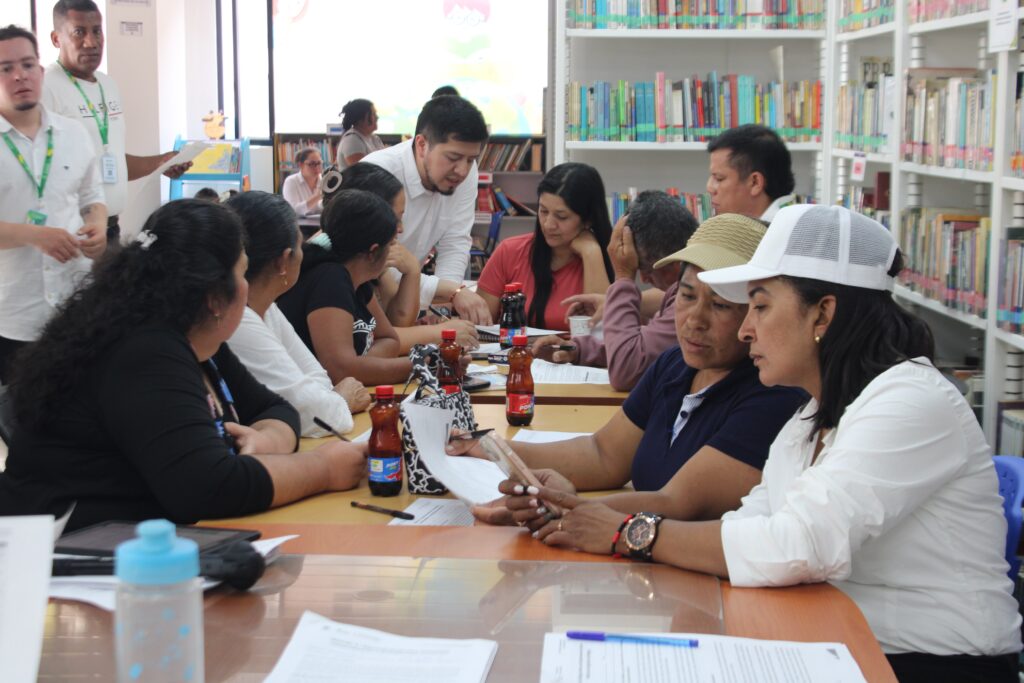 Grupo de participantes trabaja alrededor de una mesa durante la jornada de construcción de la Política Pública Socioambiental Minera en Samaniego.
