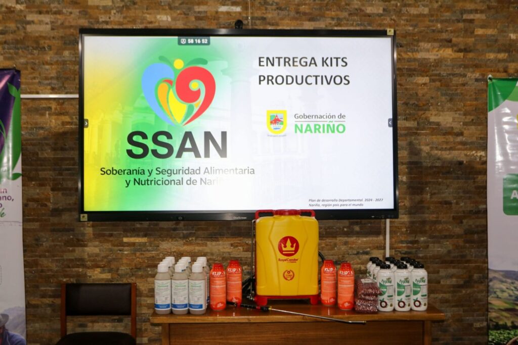 Kit productivo compuesto por semillas, insumos agrícolas y una bomba de espalda, presentado durante una jornada de soberanía y seguridad alimentaria de la Gobernación de Nariño.