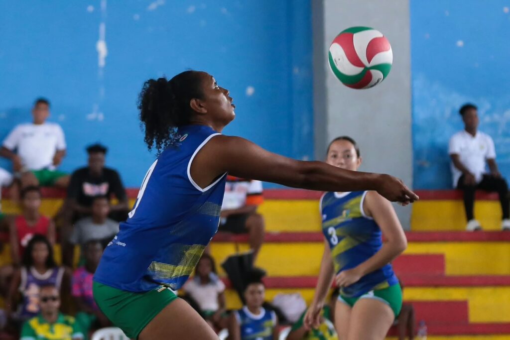 Jugadora participa en un partido de voleibol femenino durante los Juegos Deportivos del Litoral Pacífico en Tumaco.