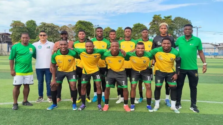 Equipo masculino de fútbol posa en una cancha durante actividades deportivas de los Juegos del Litoral Pacífico.